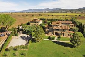 Nyaraló Cortona Kiadó Olaszország