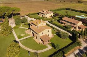 Nyaraló Cortona Kiadó Olaszország