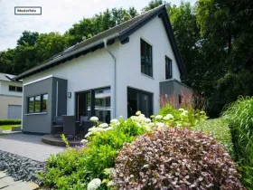 Einfamilienhaus_Rückansicht_Musterfoto - Дом Выкупа в Хеттштедт, Германия