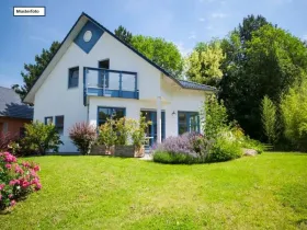 Einfamilienhaus_Rückansicht_2_Musterfoto - Casa Pignoramenti a Augusta-Oberhausen, Germania