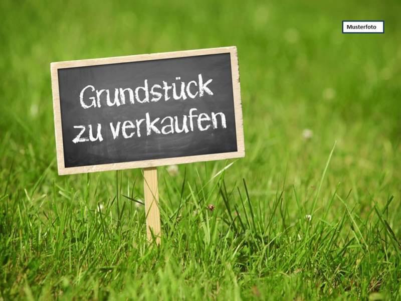 Grundstück mit Verkaufsschild Musterfoto