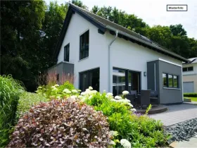 schönes_Einfamilienhaus_2_Musterfoto - 房屋 取消抵押品赎回权 于 斯塔肯伯格, 德国