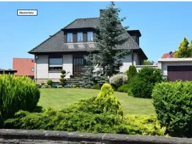 Дом Бад-Эйнхаузен Аукцион / выкупа Германия | Einfamilienhaus Vorderansicht 1 Musterfoto