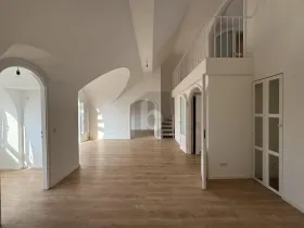 Tetőtéri lakás eladó a  oldalon. München-Schwabing, Németország