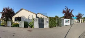 Lakó-és kereskedelmi épület eladó a  oldalon. Efringen-Kirchen, Németország
