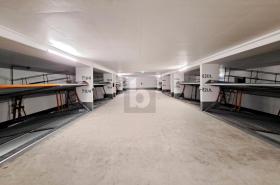 Parkoló Eladó a oldalon. München-Bezirksteil Johanneskirchen, Németország Parkoló Eladó a oldalon. München-Bezirksteil Johanneskirchen, Németország