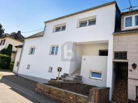 Detached house For Sale in Mettlach-Merzig-Wadern, Germany