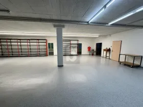 Csarnok kiadó a  oldalon. Niederurnen, Svájc