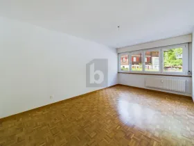 Lapos eladó a  oldalon. Untergesehen, Svájc
