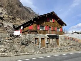 Charlet eladó a  oldalon. Eisten, Svájc