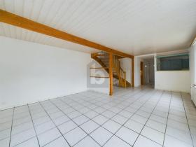 Maison multi-familiale en vente à Vicques, Suisse