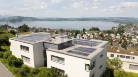 Lapos kiadó a  oldalon. Zug, Svájc