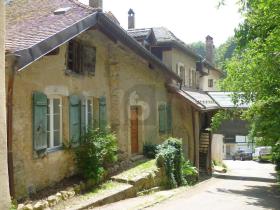 Lapos eladó a  oldalon. Romainmôtier, Svájc