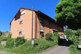 Maisonette lakás kiadó a  oldalon. Oberwil, Svájc