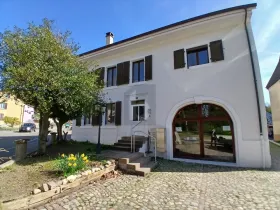 Lapos kiadó a  oldalon. Dornach, Svájc