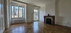 Lapos kiadó a  oldalon. Fribourg, Svájc