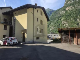 Casa para duas famílias à venda em Giornico, Suíça