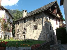 Lapos eladó a  oldalon. Cerentino, Svájc