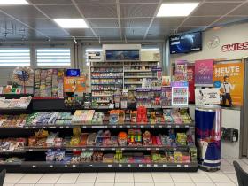 Shop kiadó a oldalon. Schlieren, Svájc Shop kiadó a oldalon. Schlieren, Svájc