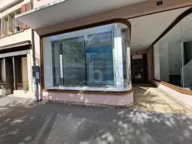 Edificio comercial en alquiler en Delémont, Suiza