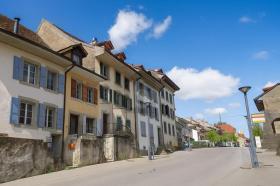 Lapos eladó a  oldalon. Avenches, Svájc Lapos eladó a  oldalon. Avenches, Svájc