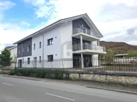 Penthouse kiadó a  oldalon. Courrendlin, Svájc