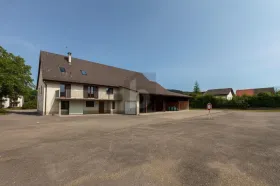 Etažno / Apartmanska kuća za prodaju u Lugnez, Švicarska