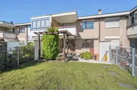 Középső sorház kiadó a  oldalon. Reinach, Svájc