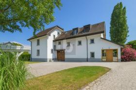 Villa kiadó a  oldalon. Prilly, Svájc