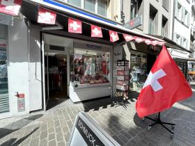 Shop kiadó a oldalon. Basel-Altstadt Grossbasel, Svájc Shop kiadó a oldalon. Basel-Altstadt Grossbasel, Svájc