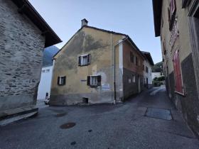 Önálló ház eladó a oldalon. Mesocco, Svájc Önálló ház eladó a oldalon. Mesocco, Svájc