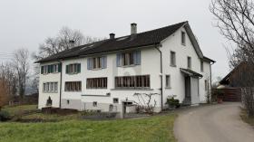 Középső sorház kiadó a  oldalon. Hombrechtikon, Svájc