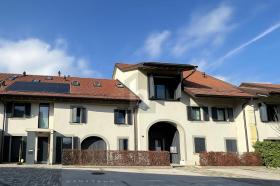 Leilighet over 2 plan Til leie i Givrins, Sveits