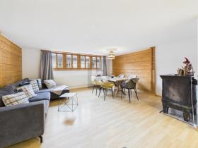 Gulv Leilighet  Til salgs i Trun, Sveits