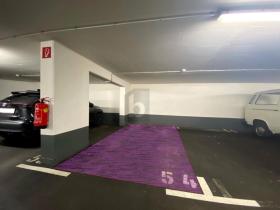 Parkoló eladó a  oldalon. Bécs-Meidling, Ausztria