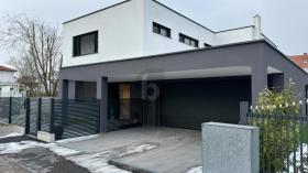 Detached house For Sale in Wiener Neustadt, Austria