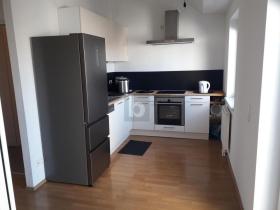 Zolder flat te huur in Woest-Ottakring, Oostenrijk