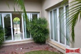 Villa Chon Buri Eladó Thaiföld