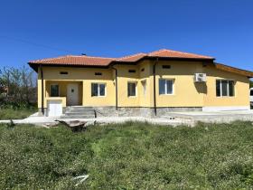 Бунгало Продаётся в Dobrevo-Dobrich, Болгария Бунгало Продаётся в Dobrevo-Dobrich, Болгария