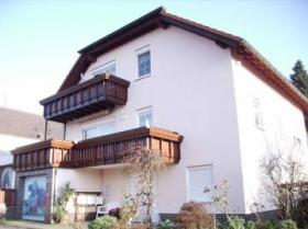 Aussenansicht mit Balkon - Casa para duas famílias À venda em Windecken-Heldenbergen, Alemanha Aussenansicht mit Balkon - Casa para duas famílias À venda em Windecken-Heldenbergen, Alemanha