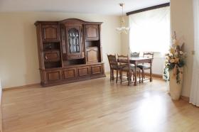 Wohnzimmer mit Balkon - مسطحة للبيع في نيدراو-Heldenbergen, ألمانيا