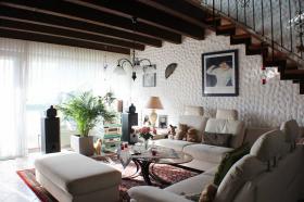 Wohnzimmer mit Balkon - مسطحة للبيع في نيدراو-Heldenbergen, ألمانيا