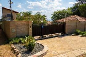 Villa San Bernardino Venta Paraguay | San Bernardino Villa Eingangstor