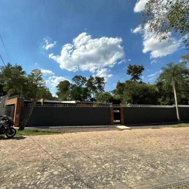 Дом Сан Бернардино Продажа Парагвай | San Bernardino Haus Straßenansicht