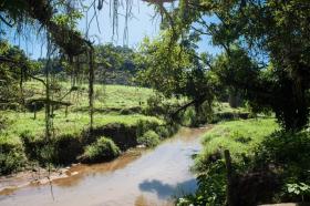 Viehwirtschaft Cachoeiras de Macacu zu kaufen Brasilien | Fluss am Grundstück in Brasilien