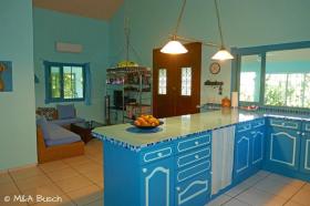 Hus La Yagua Til salgs Den dominikanske republikk | Wohnbereich mit offener Küche und Tresen