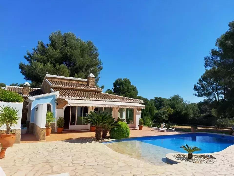 Poolbereich Villa im Grünen - Denia Immobilie