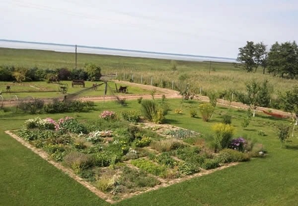 Kräutergarten und Blick zur Ostsee