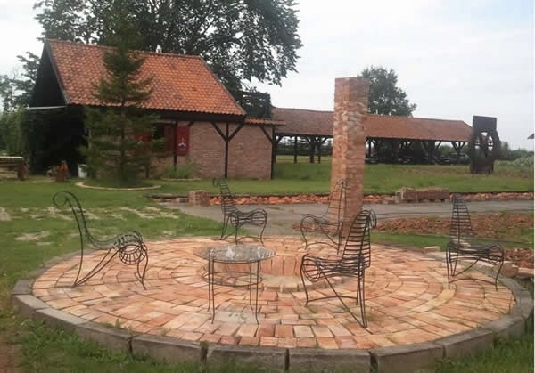 Terrasse mit Nebengebäude