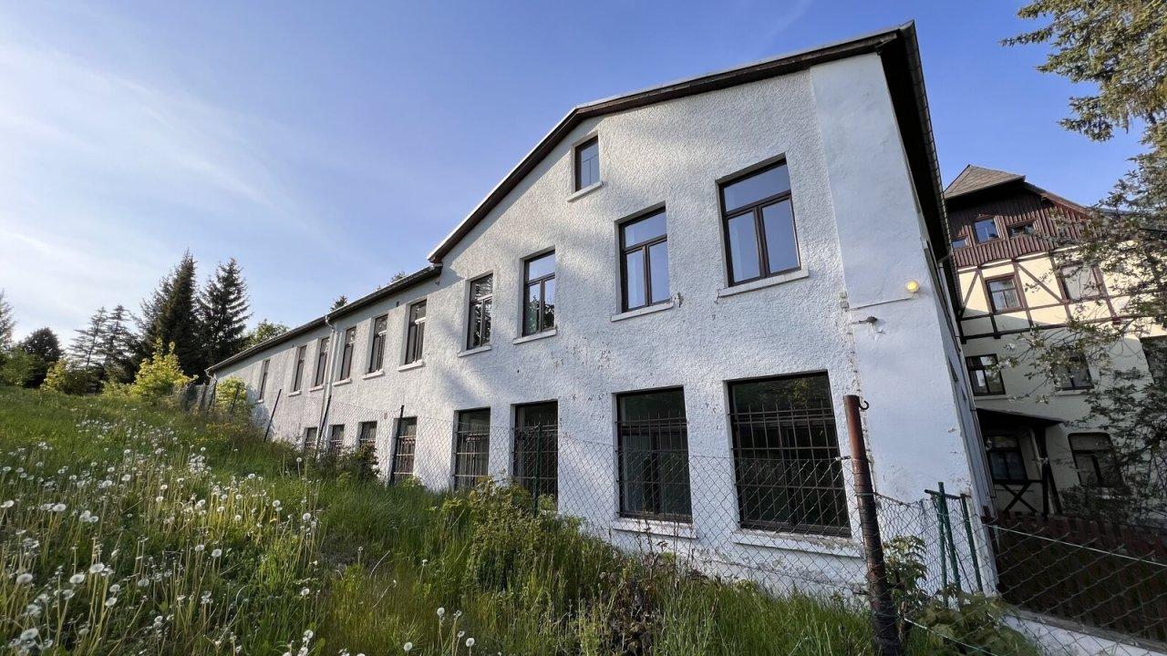 Blick auf den Gewerbeanbau in Richtung Wohnhaus
